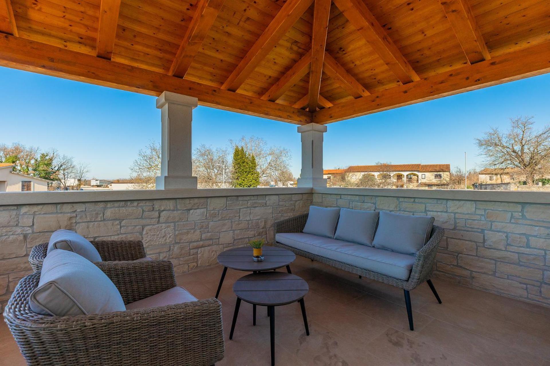 Beautiful Jurasi With Outdoor Pool In Tinjan Villa Muntrilj
